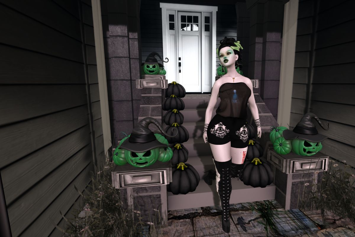 1055 – RYL Ghostly Attire @ Unik! | The Foxclaw Post